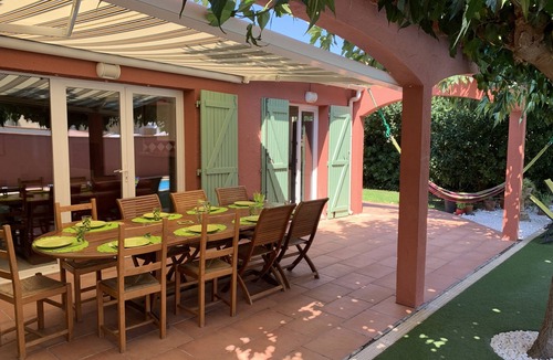 Bompas House | Friendly villa with swimming pool close to the beach