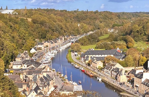 Quevert House | Fully renovated house, 3 min. from Dinan, enclosed garden with parking space