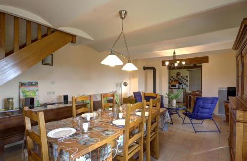 Saint-Forgeux-Lespinasse House | Gîte à Saint-Forgeux-Lespinasse avec Terrasse et Animaux Bienvenus - FR-1-496-37