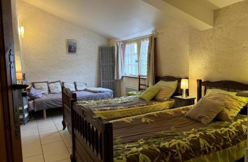 Saint-Bonnet-de-Rochefort House | Gîte Écologique Confortable avec Jardin et Animaux Acceptés - FR-1-489-181