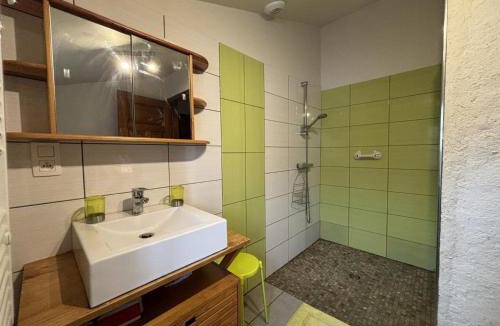 Saint-Bonnet-de-Rochefort House | Gîte Écologique Confortable avec Jardin et Animaux Acceptés - FR-1-489-181