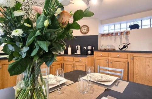 Montbrison House | Gîte 200m² avec Spa et Sauna à Montbrison - FR-1-496-309