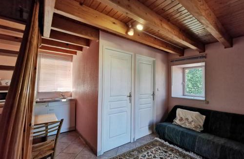 Lorlanges House | Gîte Authentique pour 2-3 Pers. avec Cour, Terrain et Pêche, à Proximité de Brioude et Blesle - FR-1-582-353