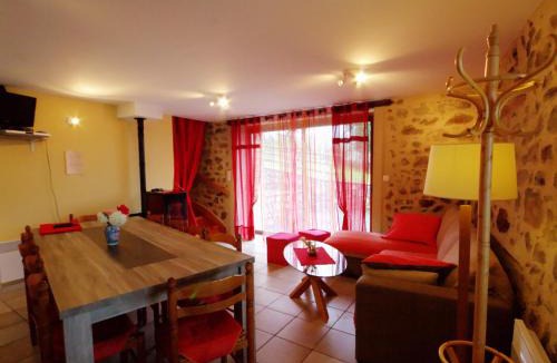 Saint-Cyr-de-Valorges House | Gîte calme avec vue, animaux bienvenus, draps et ménage inclus ! - FR-1-496-17