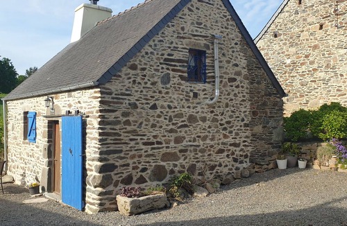 Plestin-les-Greves House | Gîte Chèvrefeuille - Pen Ar Voas: Private Terrace, Shared Garden & Wi-Fi