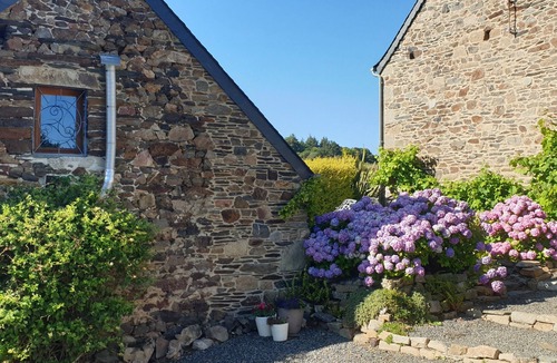 Plestin-les-Greves House | Gîte Chèvrefeuille - Pen Ar Voas: Private Terrace, Shared Garden & Wi-Fi