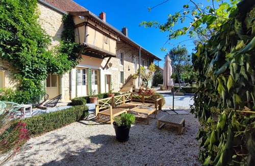 Demigny Apartment | Gîte Chambertin-Apartment-Private Bathroom-Garden view