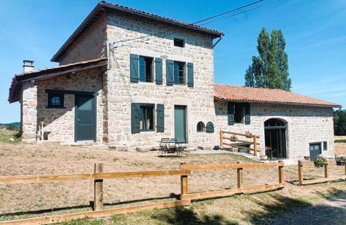 Saint-Priest-la-Prugne House | Gîte charme 12/14 pers avec piscine et jeux à Saint-Priest-la-Prugne - FR-1-496-346