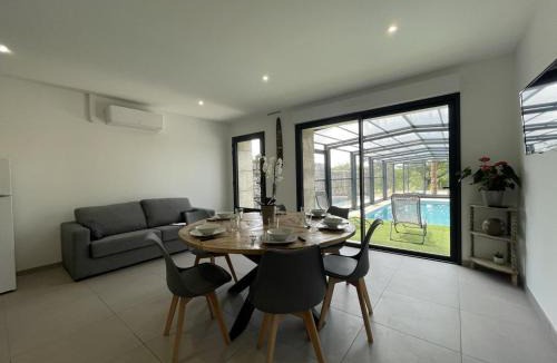 Couzon House | Gîte confortable avec piscine couverte et spa à Couzon - FR-1-489-483