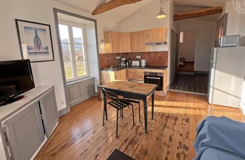 Saint-Andre-dʼApchon House | Gîte cosy avec jardin et Wi-Fi, escapade romantique - FR-1-496-142