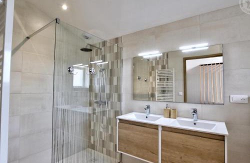 Pouilly-les-Feurs House | Gîte cosy avec terrasse et jacuzzi privatif - FR-1-496-303