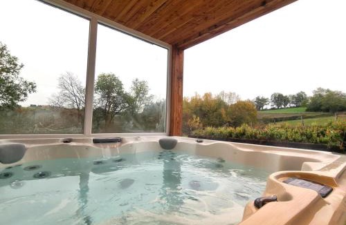 Pouilly-les-Feurs House | Gîte cosy avec terrasse et jacuzzi privatif - FR-1-496-303
