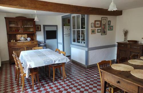 Renaison House | Gîte de 132 m² avec cheminée et jardin à Renaison - FR-1-496-257