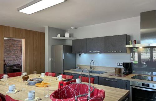 Pierrefitte-sur-Loire House | Gîte de Charme Rénové à Pierrefitte-sur-Loire, Vue sur Campagne - FR-1-489-334