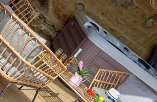 Saint-Cyr-les-Vignes House | Gîte de Charme avec SPA et Parking Privé à la Campagne - FR-1-496-310