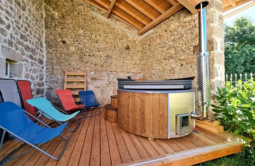Usson-en-Forez House | Gîte de charme à Usson-en-Forez avec bain nordique et confort haut de gamme - FR-1-496-359