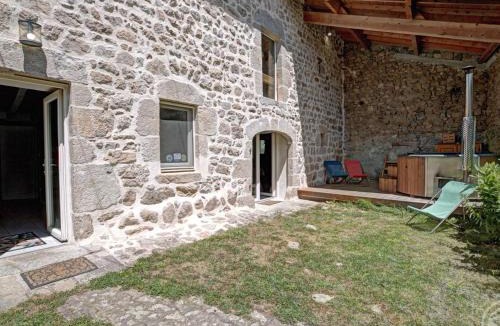 Usson-en-Forez House | Gîte de charme à Usson-en-Forez avec bain nordique et confort haut de gamme - FR-1-496-359