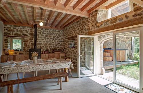 Usson-en-Forez House | Gîte de charme à Usson-en-Forez avec bain nordique et confort haut de gamme - FR-1-496-359