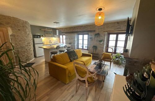 Besse-en-Chandesse Apartment | Gîte de charme, Le Terrier