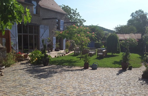 La Vineuse House | Gîte des quatre chemins near Cluny in Burgundy in a green setting
