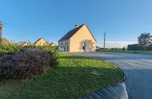 Picauville House | Gîte De L'entre 2 Côtes: Private Terrace, Garden & Wi-Fi in Vindefontaine