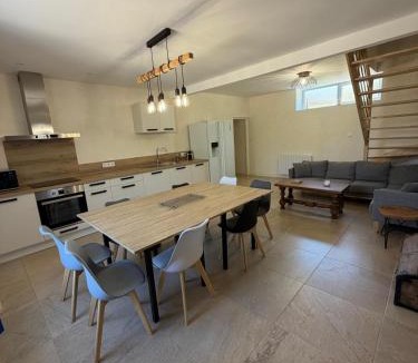 Bully House | Gîte Domaine du Berret 8 pers