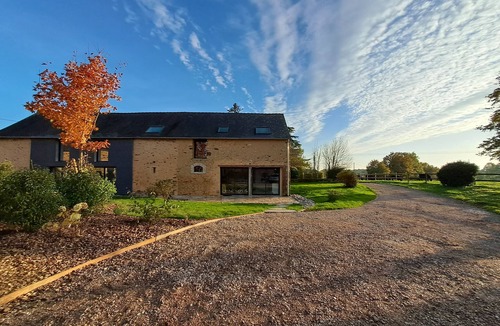 Rouez House | Gîte du Plantagenêt with private indoor heated pool