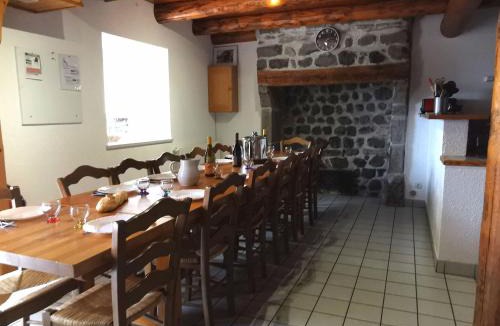 Mezeres House | Gîte familial avec cour, ping-pong, proche Lyon et Clermont-Ferrand - FR-1-582-330