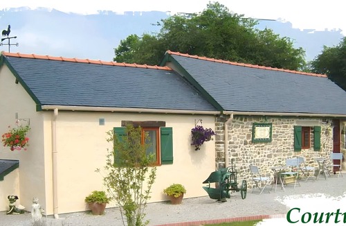 Nehou House | Gîte Grange – La Mare Chappey, child-friendly, heated pool