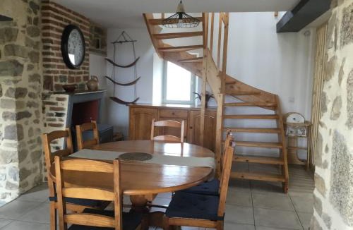 Chammes House | Gîte indépendant 3 chambres - confort moderne et cachet historique, animaux admis - FR-1-600-151