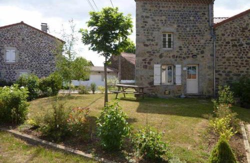 Rauret House | Gîte indépendant 4 pers. à Rauret avec cour, proche gorges de l'Allier, parking privé, animations. - FR-1-582-193