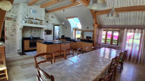 Antully House | Gîte La grange des Hirondelles 15 personnes 5litsdoubles 5litssimples 1convertible chez MAYMARD Yannick à 28 route de la croix forêt à ANTULLY réf à Gîte de France G2005 Corps de ferme entièrement rénové de bon standing
