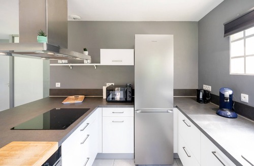 Lesperon House | Gîte Le Grand Chêne: Shared Pool, Wi-Fi & Air Conditioning in Lesperon