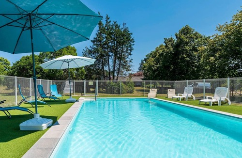 Lesperon House | Gîte Le Grand Chêne: Shared Pool, Wi-Fi & Air Conditioning in Lesperon