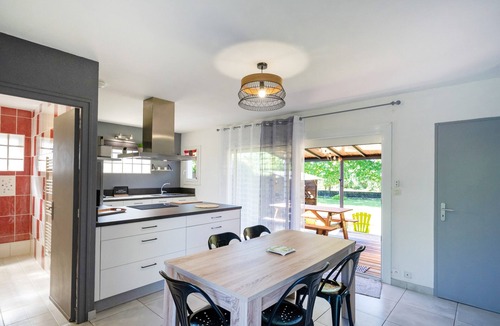 Lesperon House | Gîte Le Grand Chêne: Shared Pool, Wi-Fi & Air Conditioning in Lesperon