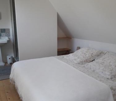 Ploneour-Lanvern House | Gîte, Le Jardind'Eneour, spots de surf, plages et randonnées !