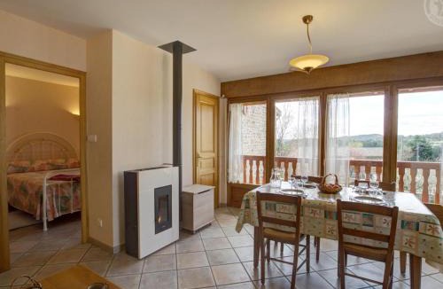 Merle-Leignec House | Gîte Les Myrtilles : Confort et Sérénité, Animaux Bienvenus, Jardin Commun - FR-1-496-45
