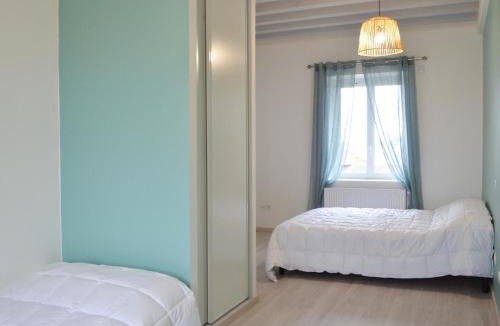 Chalain-le-Comtal House | Gîte moderne avec piscine partagée et terrasse ombragée - FR-1-496-236