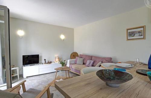 Riorges House | Gîte moderne avec parking sécurisé et jardin privé - FR-1-496-316