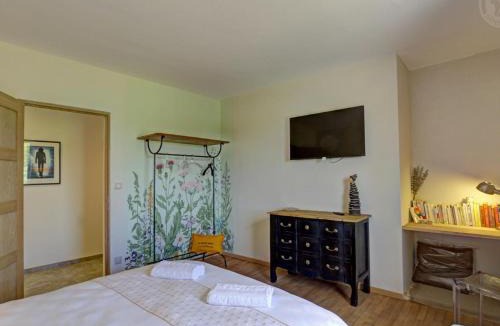 Riorges House | Gîte moderne avec parking sécurisé et jardin privé - FR-1-496-316