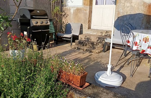 Arnay-le-Duc Apartment | Gîte Neuf Entier en Bourgogne Dans Cité Médiévale