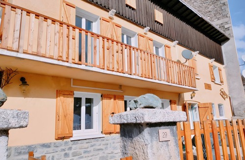 Abries House | Gîte 'Notre Désir' with Mountain View, Private Terrace and Wi-Fi