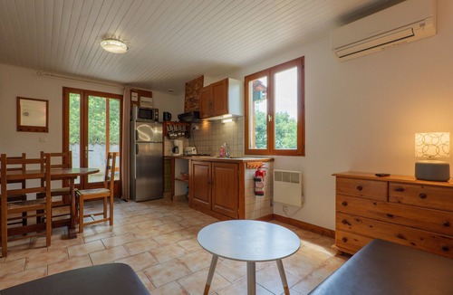 Joyeuse House | Gîte Olivier 1 – Holiday Cottage in Village Setting