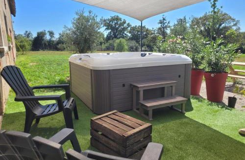 Couzon House | Gîte paisible avec spa et climatisation à Couzon - FR-1-489-476