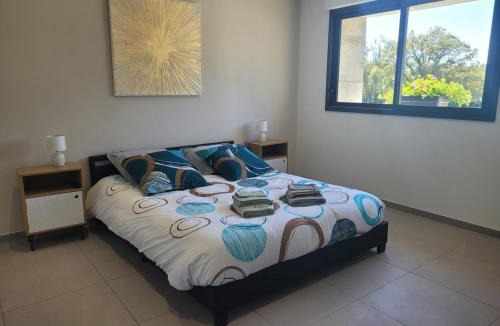 Couzon House | Gîte paisible avec spa et climatisation à Couzon - FR-1-489-476