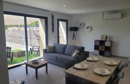 Couzon House | Gîte paisible avec spa et climatisation à Couzon - FR-1-489-476