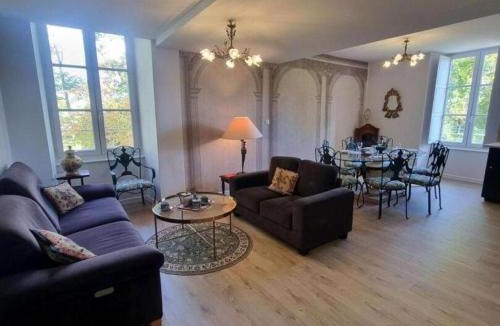 Louchy-Montfand Apartment | Gîte paisible dans château avec jardin, climatisation - FR-1-489-604