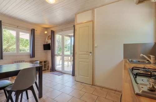 Joyeuse House | Gîte Romarin 2 – Village de Gîtes with Pools, Tennis & Panoramic Views