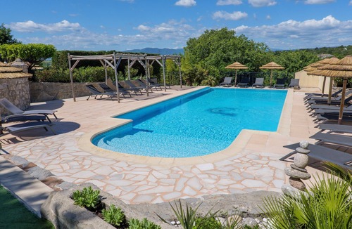 Joyeuse House | Gîte Romarin 2 – Village de Gîtes with Pools, Tennis & Panoramic Views
