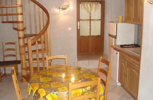 Saint-Pourcain-sur-Sioule House | Gîte Saint-Pourçain-sur-Sioule, 2 pièces, 2 personnes - FR-1-489-30